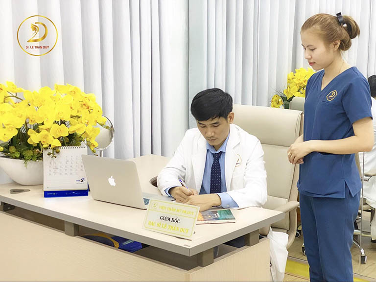 bac-si-nang-mui-uy-tin-tphcm-1 viện thẩm mỹ Dr. Duy nâng mũi uy tín