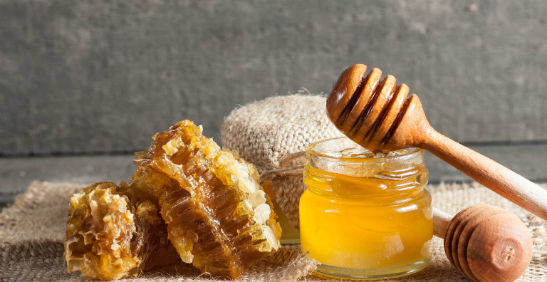 Bài thuốc trầu không và mật ong giúp kháng khuẩn cổ họng, làm giảm triệu chứng ho nhanh chóng.