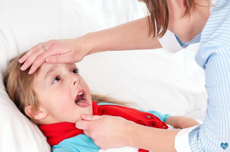 Không nên dùng thuốc kháng sinh chữa bệnh viêm họng cho trẻ trong giai đoạn đầu